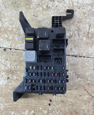 Ford Mondeo Mk III Fuse module 2E1430450 1S7T14A073AE