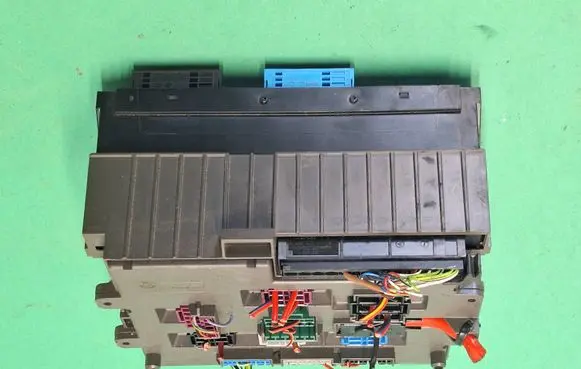 BMW 5 E60 E61 Fuse module 10688710