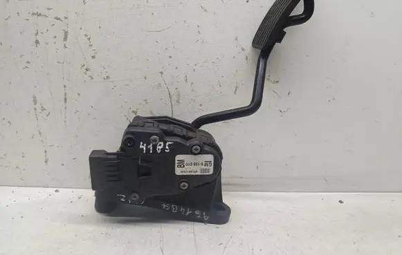 Accelerator throttle pedal