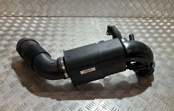 BMW 1 F40 Intake resonator 8675263