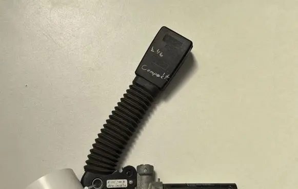 BMW 3 E46 Front seatbelt buckle 8257788