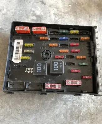 Volkswagen PASSAT B6 Fuse module 3C0937125 93392777