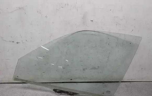 Honda CR-V Front door window glass four-door