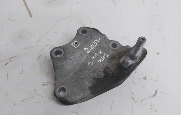 Engine mounting bracket
