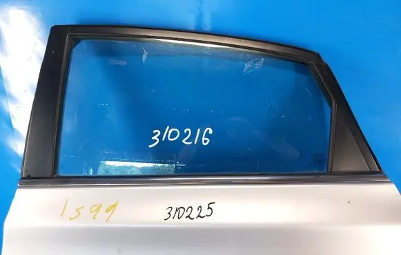 Nissan Sentra B17 Front windscreen/windshield window 823013SG0A