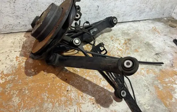 Mercedes-Benz CLK A209 C209 Rear wheel hub A2033500006