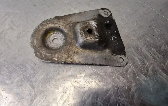 Volkswagen PASSAT B5 Engine mounting bracket 8D0399541