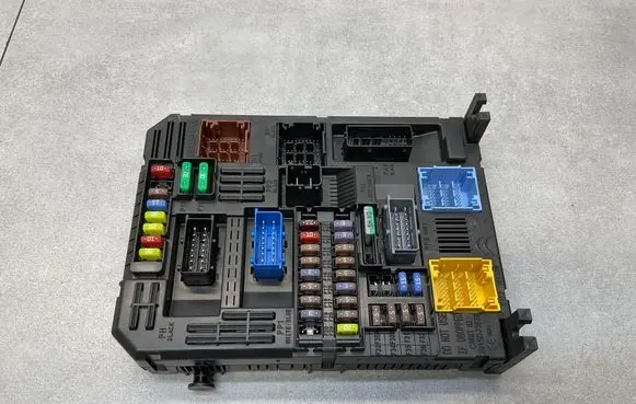 Opel Mokka B Fuse module 9832880280