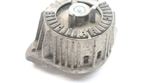 Mercedes-Benz C W204 Engine mount bracket A2042404717