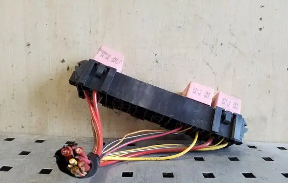 Renault Trafic II (X83) Relay mounting block 7703297572
