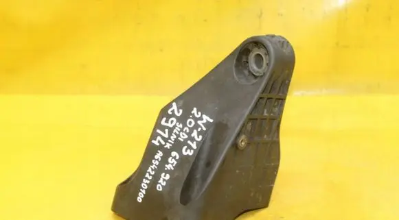 Mercedes-Benz C W205 Engine mounting bracket