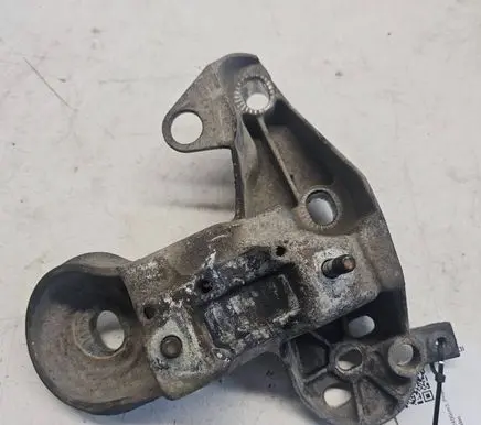 Engine mounting bracket