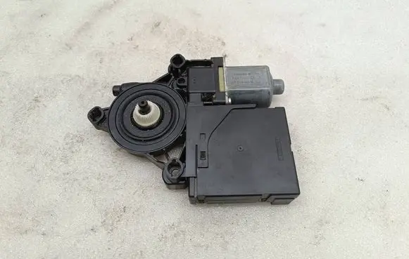 Volkswagen PASSAT B7 Front door window regulator motor 3AA959702A 938697305