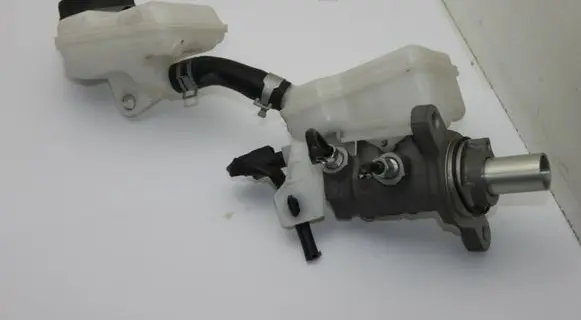 Nissan X-Trail T32 Master brake cylinder 97043852