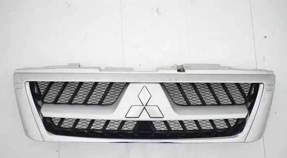 Mitsubishi Pajero Front bumper upper radiator grill MN117713Z4