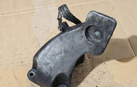BMW 5 E60 E61 Engine mounting bracket 6777056 ENAE46000 3807410
