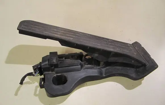 Volkswagen PASSAT B6 Accelerator throttle pedal 1K1721503L 6PV00860000