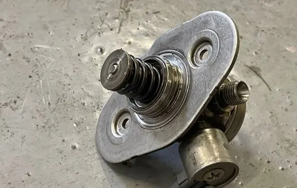 BMW 6 F12 F13 Fuel injection high pressure pump 8604232 0121579