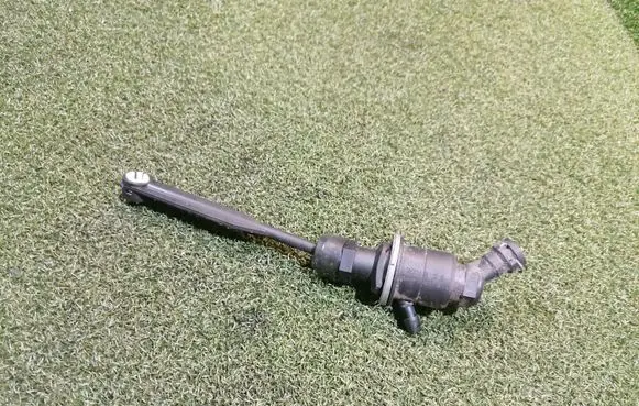 Renault Master III Clutch master cylinder 8200673232