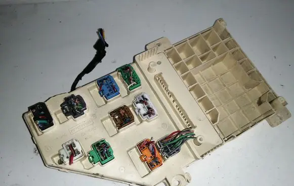 Chrysler 300M Fuse module 04759739AA