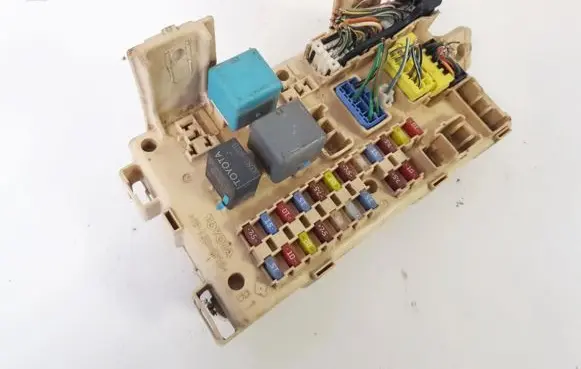 Toyota Avensis T250 Fuse box set no82641ca020f 0409280954060