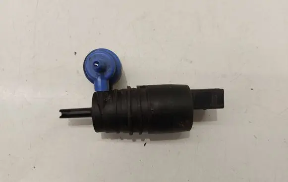 Volkswagen PASSAT B6 Windscreen/windshield washer pump 51807 05122023
