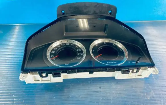 Volvo V70 Speedometer (instrument cluster) 36002600 31270901AA 69399320U