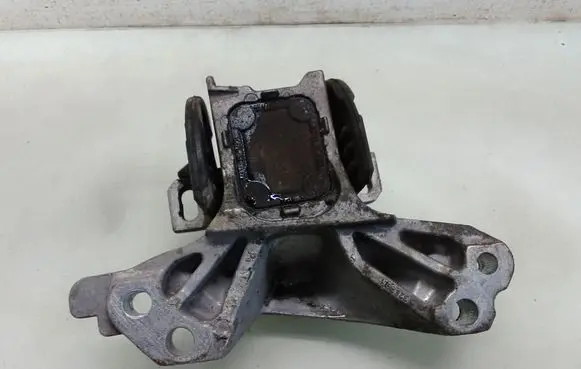 Citroen C5 Engine mount bracket