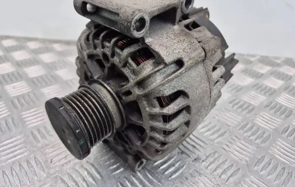 Mercedes-Benz E W212 Generator/alternator A0009067902 2617417A 212048481