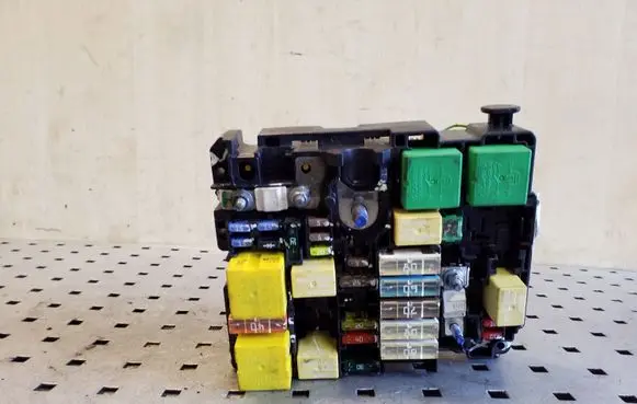 Peugeot 208 Fuse module 9804846880