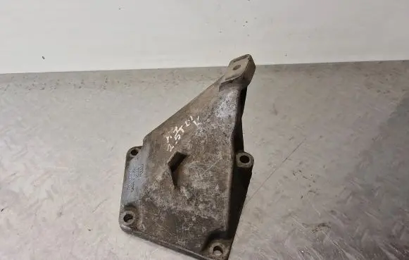Audi A4 S4 B5 8D Engine mounting bracket 4B0199307C