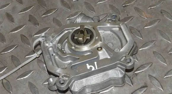 Mercedes-Benz GLA W156 Vacuum pump A2702300165