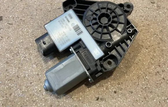 BMW X3 G01 Front door window regulator motor 7457249