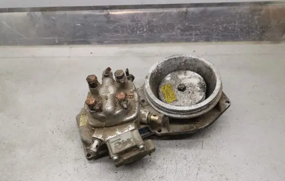 Audi 80 90 B3 Fuel distributor 0438121011 026133353 0438101005