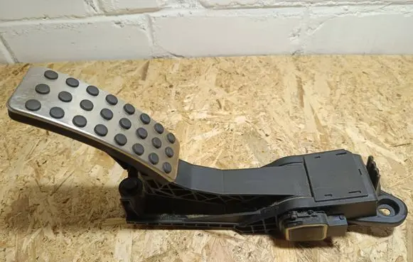 Mercedes-Benz ML W164 Accelerator throttle pedal A1643000104 310106 ZGS005