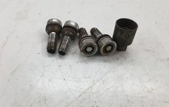 Volvo XC90 Anti-theft wheel nuts and lock 