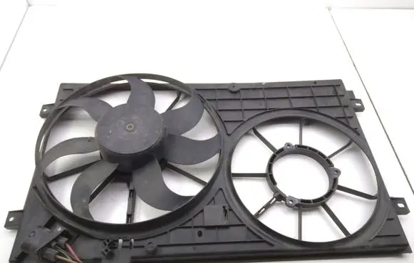 Volkswagen Jetta V Radiator cooling fan shroud