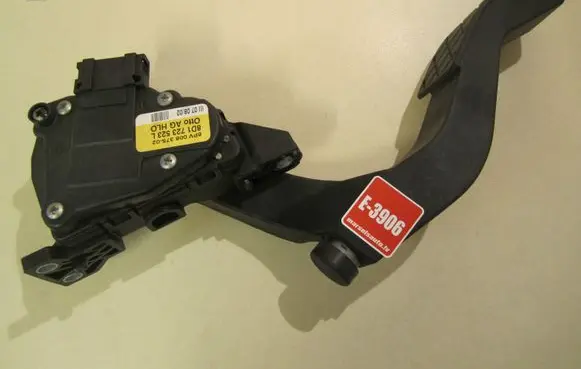 Volkswagen PASSAT B5.5 Accelerator throttle pedal 8D1723523L