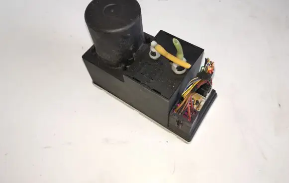 Audi A3 S3 8L Central locking vacuum pump 8L0862257E