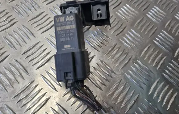 Volkswagen Caddy Glow plug pre-heat relay 038907281D 0522120504