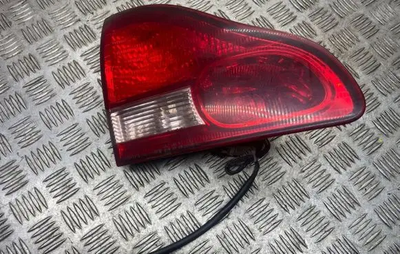 Toyota Avensis Verso Tailgate rear/tail lights E137654