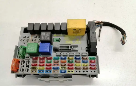 Opel Zafira A Fuse module 15344887 24412497 24431678