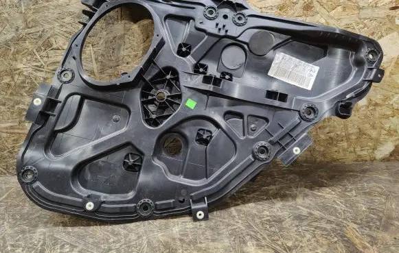 Rear door manual window regulator
