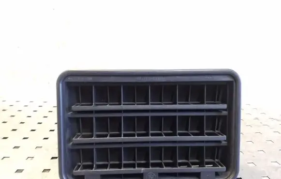 Quarter panel pressure vent