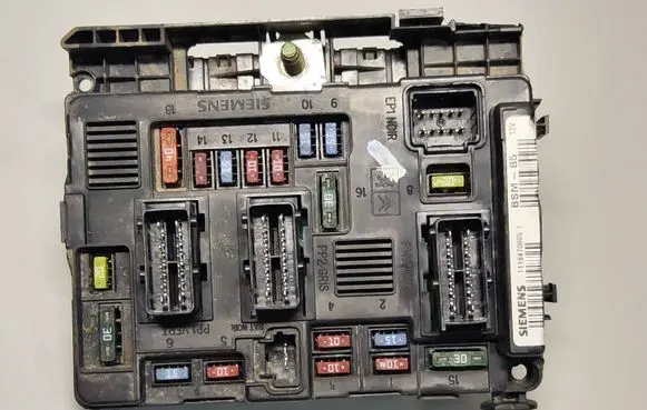 Citroen C3 Fuse module 9643498680 147345006 T118470005