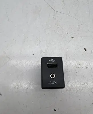 Nissan X-Trail T32 USB socket connector 795405004 004713905455