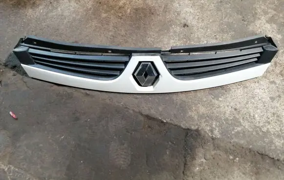 Renault Master II Front bumper upper radiator grill 8200426365