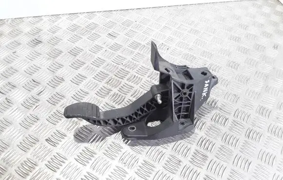 Renault Twingo III Clutch pedal A4532900500 465030341R 8201217871