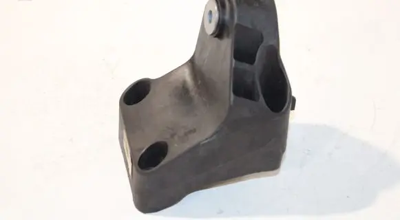 Engine mounting bracket