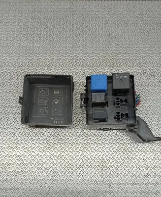 Mitsubishi Pajero Fuse module MR482591